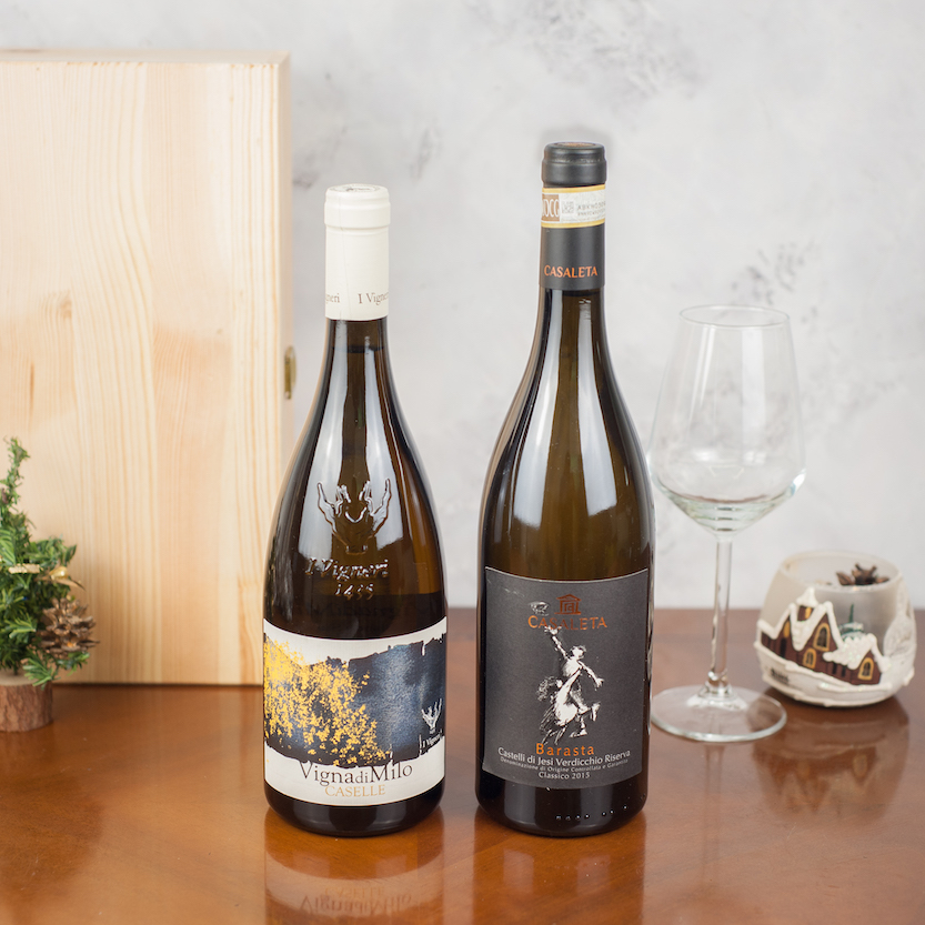 Bottiglie di vino bianco Verdicchio dei Castelli di Jesi e Etna Bianco